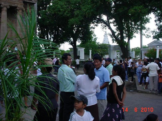 Familiares y amigos en el funeral de Adrian Rodriguez